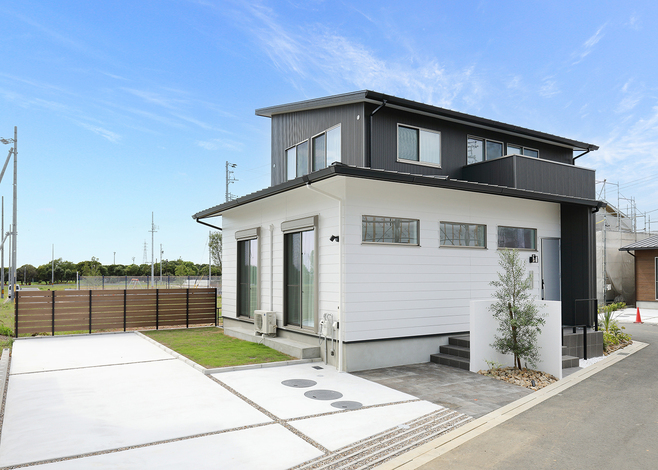 耐久年数が長いガルバリウム鋼板の屋根と外壁。玄関周りにはデザイン性に優れた金属サイディングを採用。２つにサイディングを使い分けてコスパとデザイン性の両方を実現