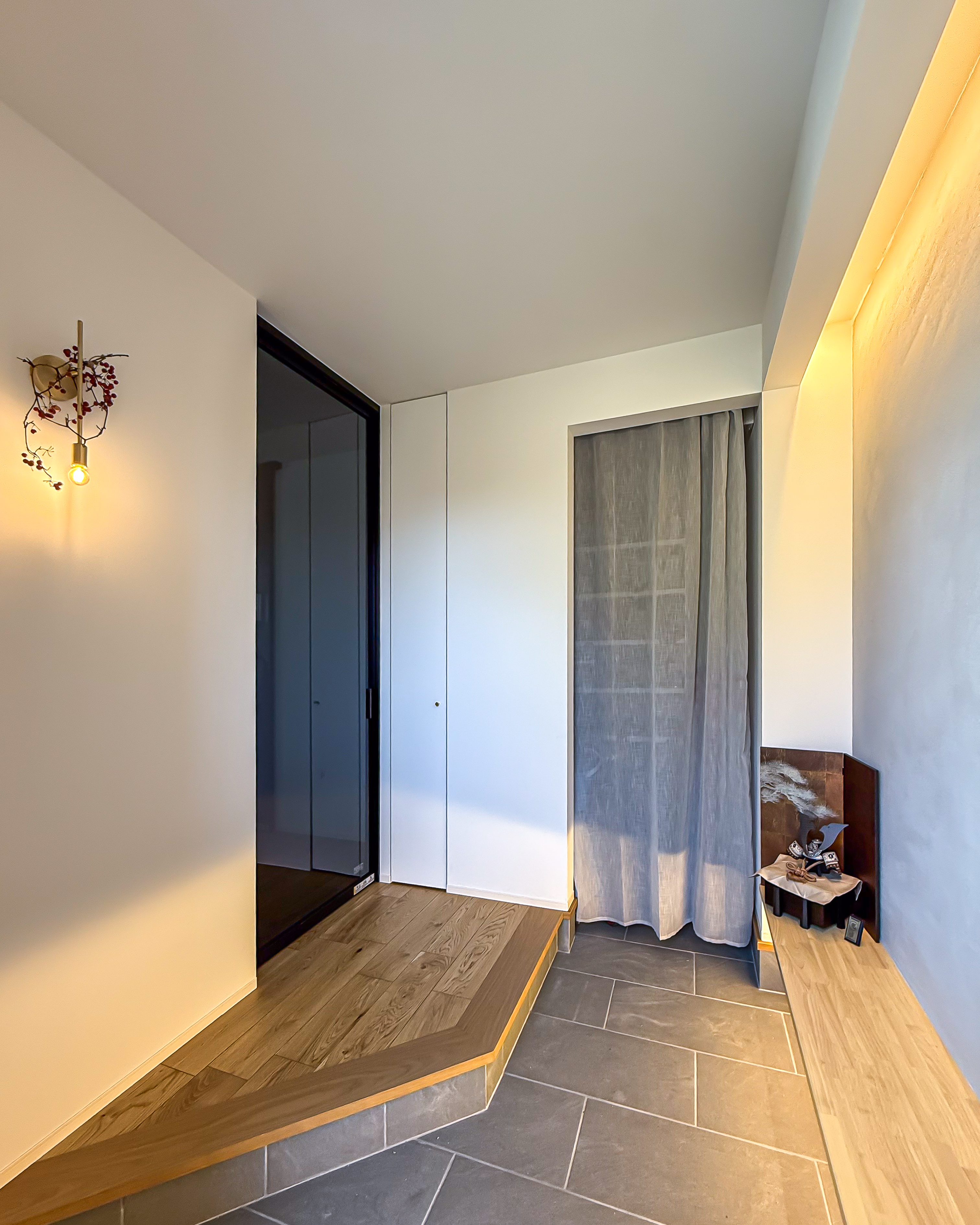 ロイヤルウッド｜明るい自然光が差し込む玄関ホール。シンプルなデザインと温かみのある照明が、家族や来客をやさしく迎える空間を演出している。