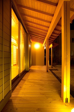 瀧口建設【和風、高級住宅、夫婦で暮らす】長い軒とヒノキの濡れ縁に懐かしさと安心感を覚える