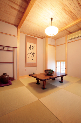 スギの天井、手漉き和紙、雪見障子など風情豊かな和室はO邸の自慢のひとつ