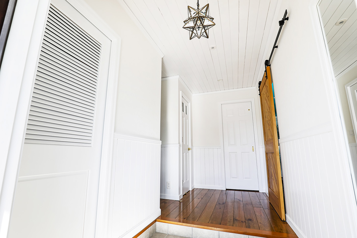 ジェネラルアメリカンホーム【デザイン住宅、輸入住宅、ガレージ】玄関はゲスト用と家族用で動線を分けて、すっきりとした印象に。ホールはガレージともつながっている