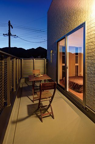 バルコ ニーにはさまざまな役割が。外部からの視線を遮 りながら、室内に視線の抜けをもたらす