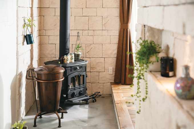 富士ホームズデザイン｜玄関土間に据えられた薪ストーブ。インテリアとしての存在感も抜群だ