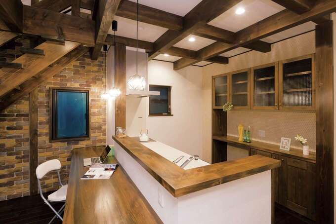 家族の様子が見渡せるオープンキッチン。ダイニングカウンターをはじめ、標準仕様の造作家具が多いのは『TDホーム静岡西』の特徴