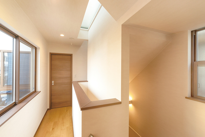 コの字型の3階建ては、日中はどこにいても明るい光が差し込む、絶妙な間取りを持つ