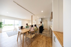 大きな掃き出し窓からたっぷりの光が入る、明るく開放的なLDK。室内はオーク×白をメインに、細部にアクセントを取り入れたこだわりが詰まったデザインに仕上がっています。