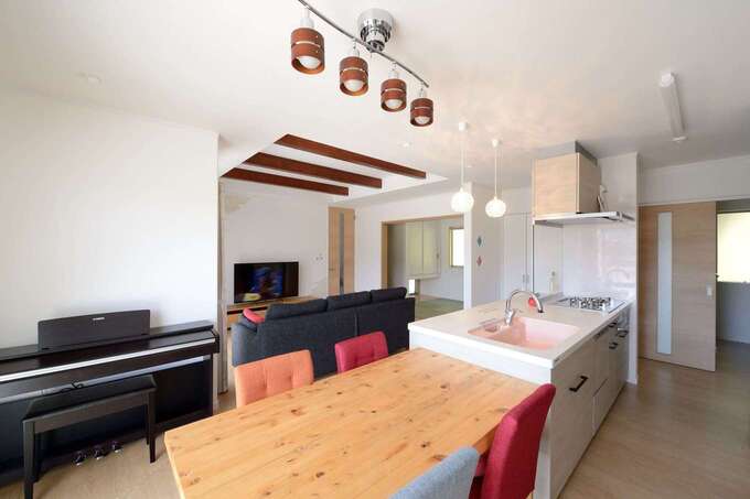 キッチンを中心に、ぐるぐると回遊できる間取りが奥さまの家事時間を短縮