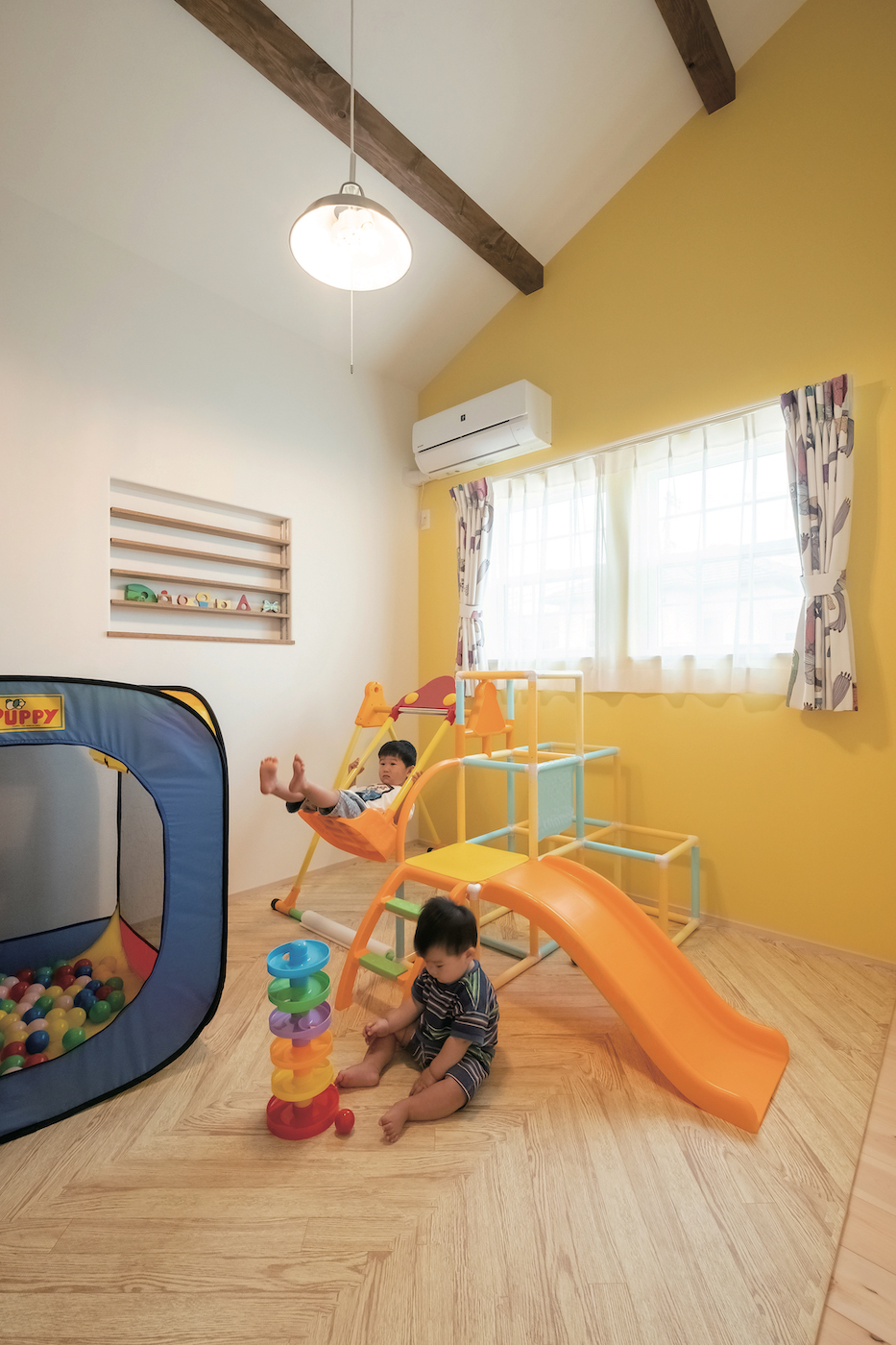 富士ホームズデザイン【デザイン住宅、間取り、スキップフロア】大型遊具をおいても広々とした洋室