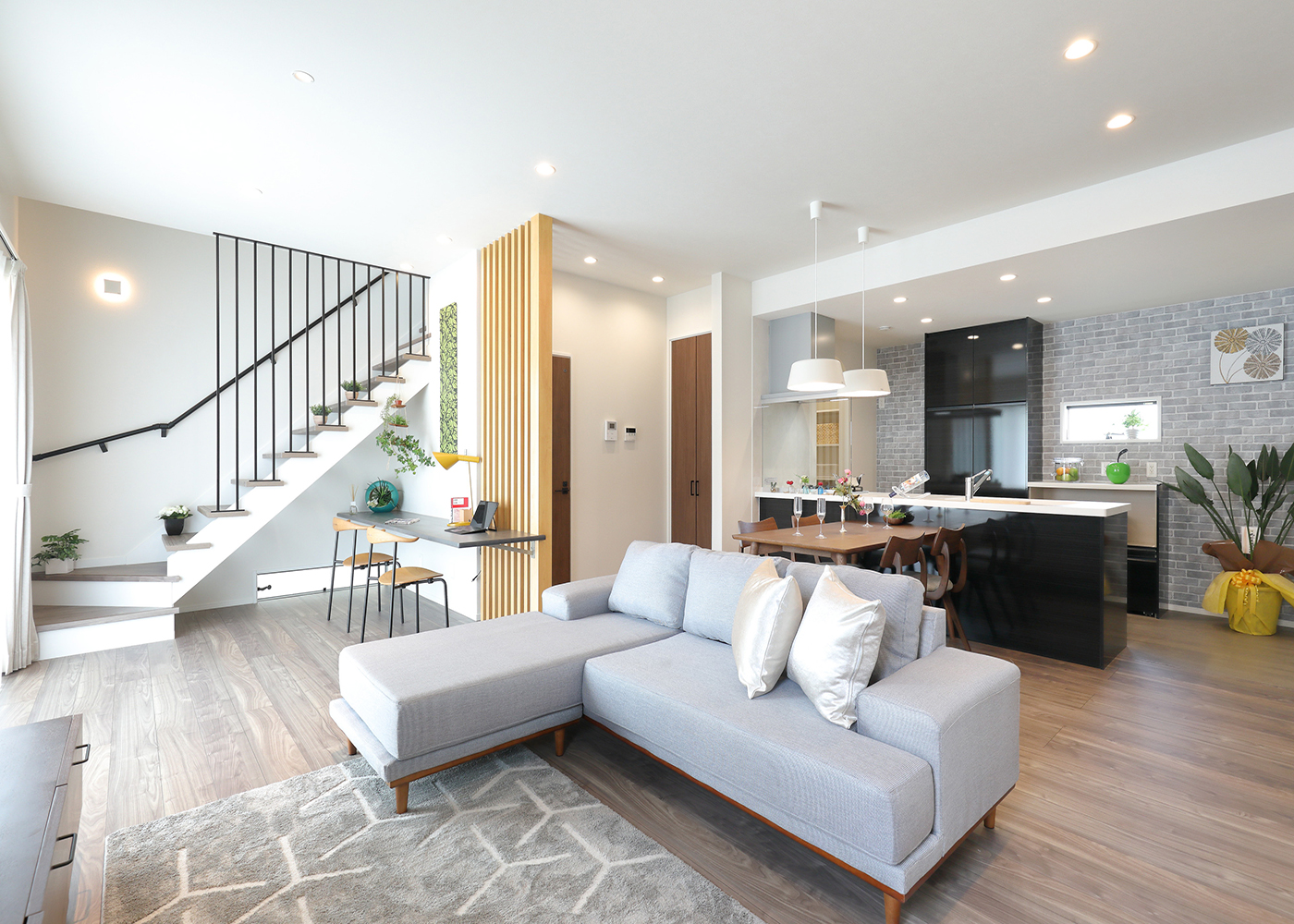 丸昇彦坂建設【デザイン住宅、和風、間取り】階段の脇には格子の柱でパーテーションを設け、和モダンテイストを散りばめたLDK。夫妻のこだわりのリビング階段が空間をエレガントに彩っている