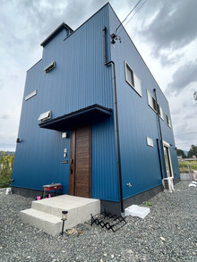 屋上バルコニー　無垢材のリビングルーム　大家族　リモートワーク　オリジナル建具