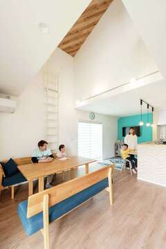 外と中との一体感を感じる開放感に満ちたLDKは「CALIFORNIA PALM HOUSE」ならではの心地よさ。足触りのいいフローリングは傷や汚れに強い「ぺルゴラミネートフロア」を採用した