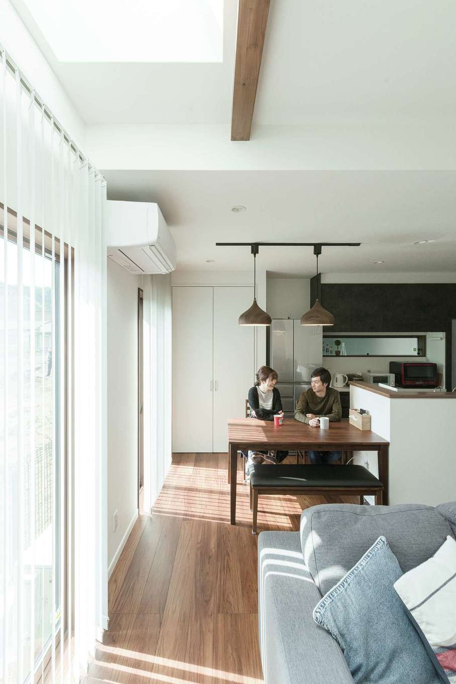 三和建設【趣味、間取り、スキップフロア】バーチカルブラインドとトップライトがリビングに光のグラデーションを映し出す。真夏の陽射しを遮りたい時は、天窓を閉じることもできる