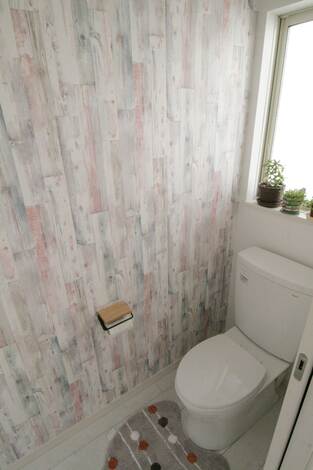 トイレはカラフルな壁紙と白木風のクッションフロアで、少しアンティークな雰囲気に