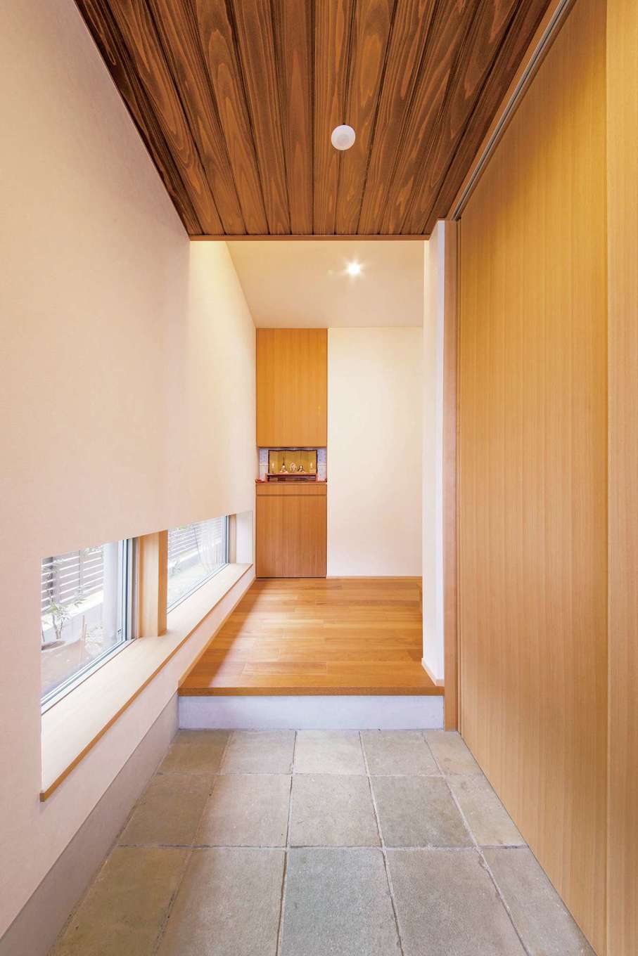 神谷綜合建設 カミヤの家【子育て、自然素材、スキップフロア】地窓の向こうに坪庭を望むモダンな玄関ホール