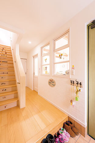 明るい光が、リビングのガラス窓から玄関ホールにも届く