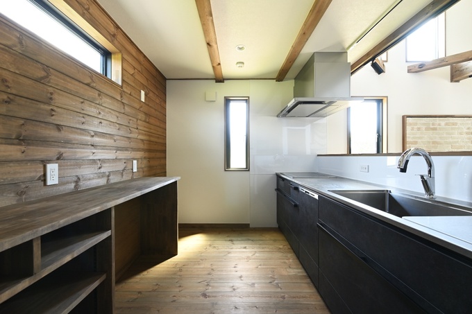 木目調の壁面が特徴的なキッチン。広々とした調理スペースにより、料理が楽しくなる設計。