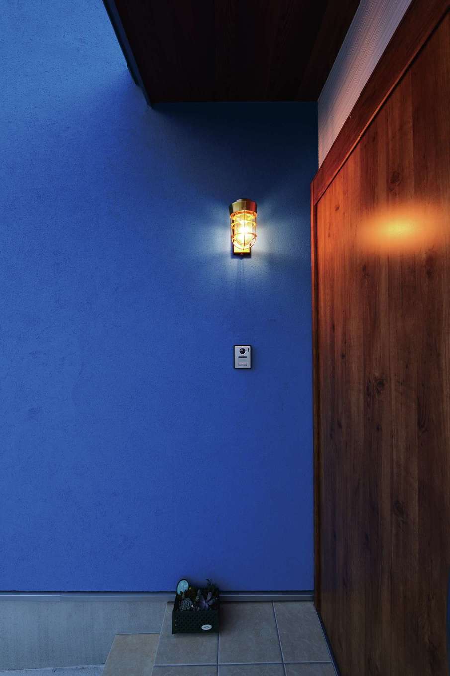 Yamaguchi Design 【デザイン住宅、省エネ、インテリア】コバルトブルーの外壁にご主人の好きなゴールドの照明がアクセントになって、いっそうスタイリッシュな雰囲気に！
