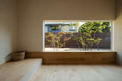 四季のうつろいを楽しむピクチャーウィンドウ