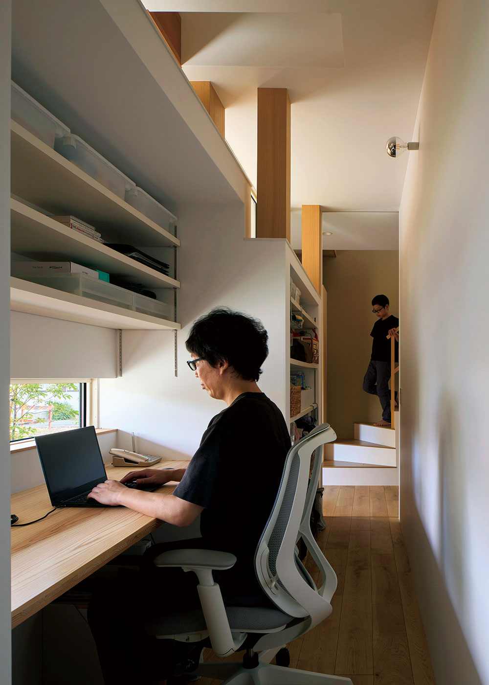 MABUCHI【デザイン住宅、間取り、建築家】収納スペースの一角にはワークスペースを設けた