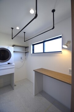 シンプルで機能的なランドリールーム。