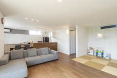 家づくりの内容や予算によってプランが分かり易く整理されているのが、同社の評価ポイントになったそう。「プランが明確である分、素材や設備などの標準仕様の高さが際立ちました。考えていたよりも、ワンランク上のイメージで家づくりできたのが幸せでした」