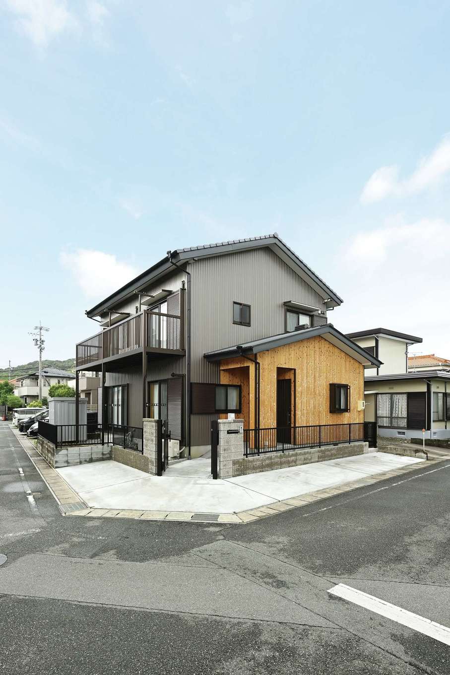 まちの大工さん 鈴木工務店【和風、省エネ、間取り】外装は、2階建部分はガルバリウム鋼板、平屋部分は杉板を張り植物系塗料で仕上げた。ベランダはアルミ製で防水工事なし。30年間ノーメンテナンスを目指した