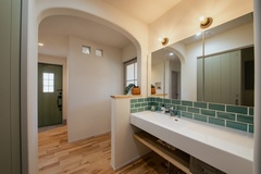 玄関入ってすぐに位置するただいま手洗いを少し隠すように垂れ壁をつくりかわいらしい雰囲気に…