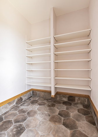 シューズクロークもヘキサゴンタイルを活用