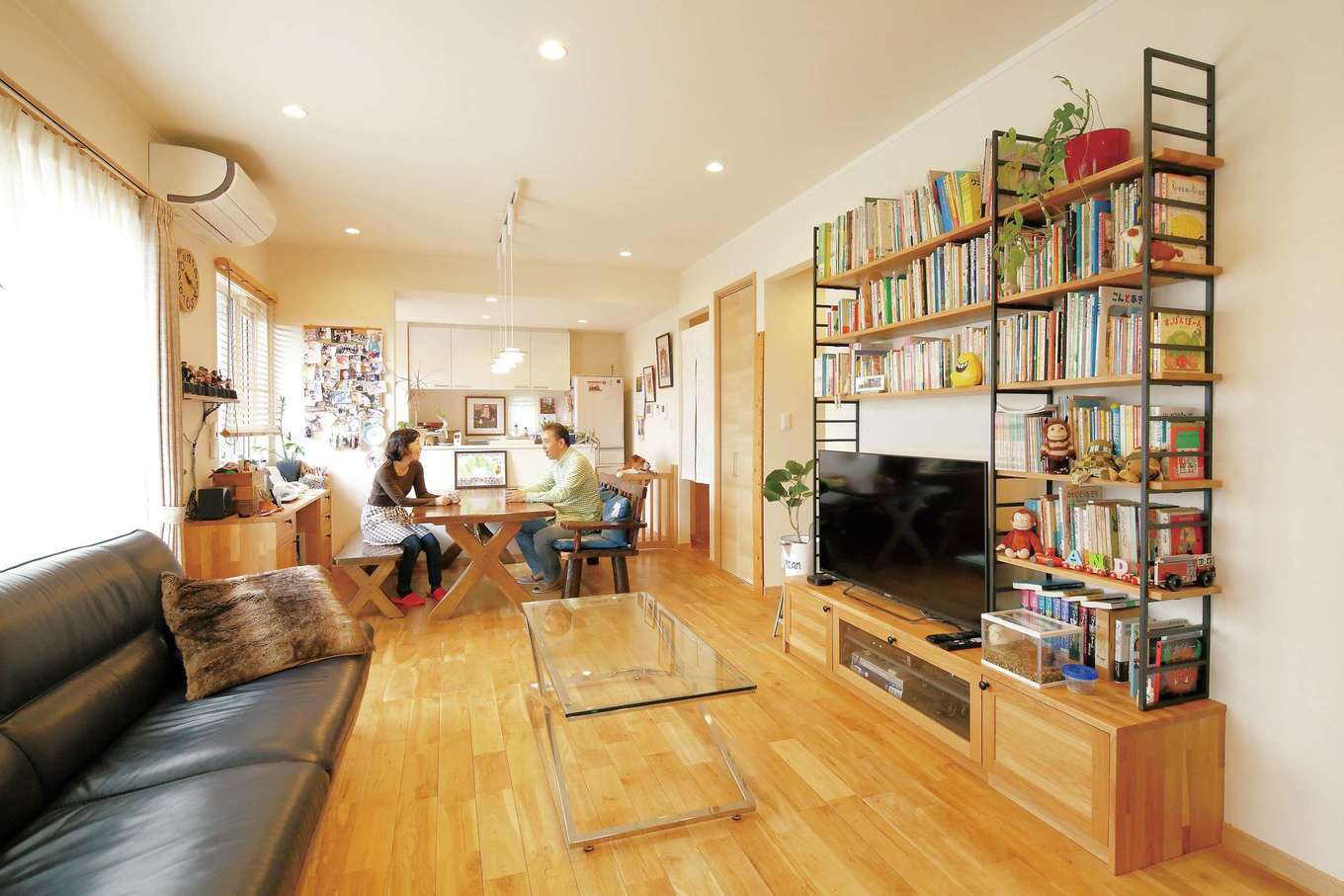 静鉄ホームズ【二世帯住宅、省エネ、間取り】LDKは和室やデッキまでつながり開放的。無垢のオークの床に合わせて本棚やデスクが造作された。愛犬アンディ君の暮らしやすさにも配慮されている