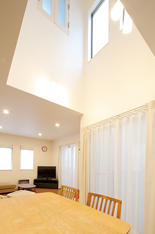 隣家が近いため、日中の明かり取りのために吹き抜けを作った。天井が高くなり縦方向への開放感も