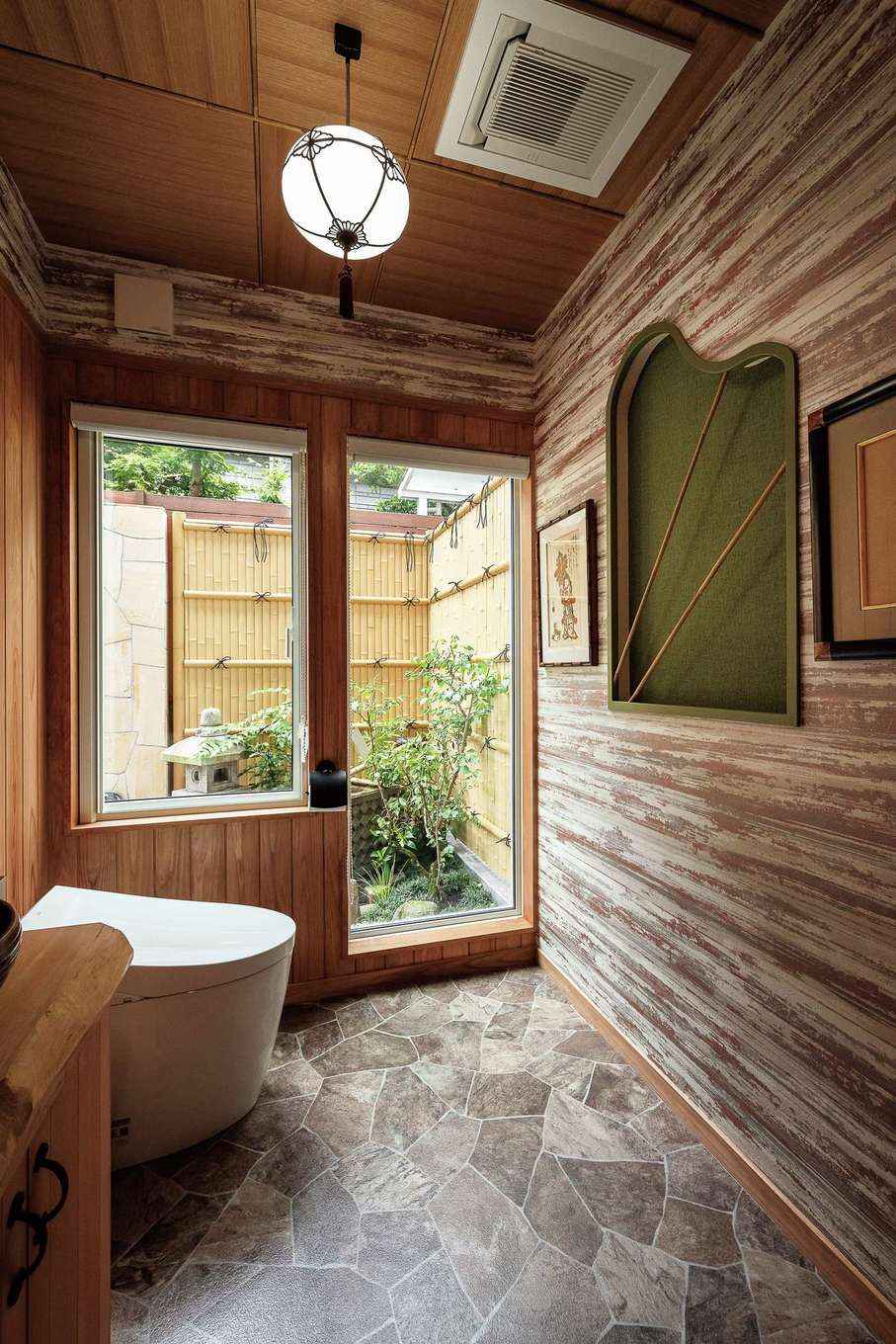 富士ホームズデザイン【デザイン住宅、自然素材、高級住宅】露天風呂の一角の庭を取り込んだトイレは和風に。大正時代の照明を使用
