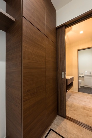 洗面所と脱衣所を分離。広くなった脱衣所には大容量の収納スペースを設け、水回りに必要なものはすべて片付く