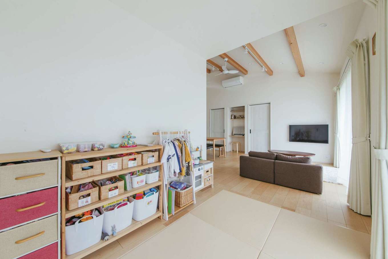 しんせつハウス【デザイン住宅、間取り、平屋】リビングとつながる畳コーナー。日当たりが良く、お昼寝にも最適