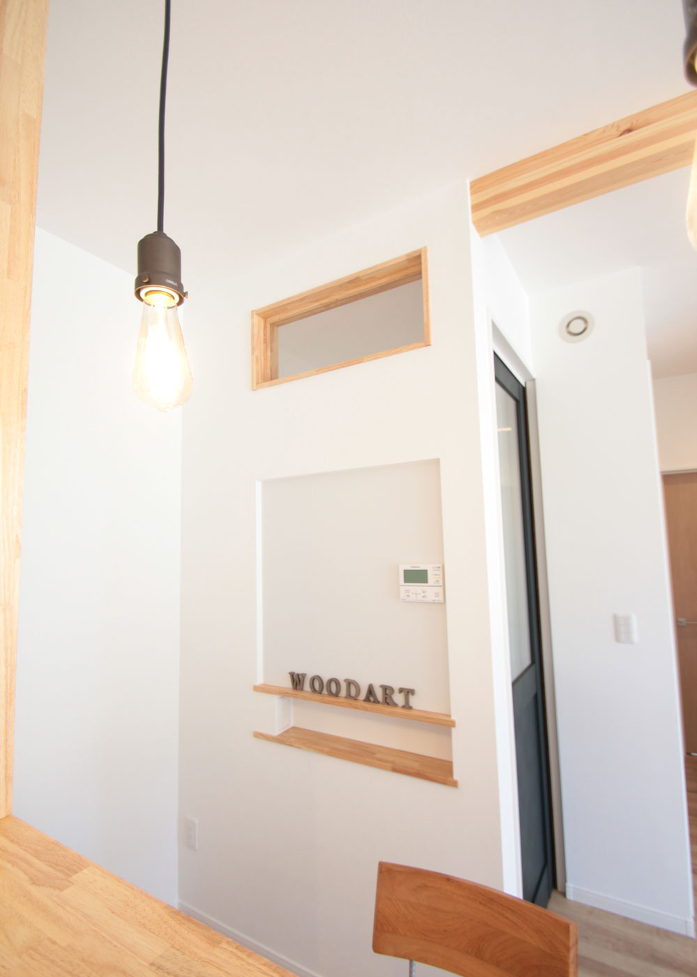WOODART（ウッドアート）【省エネ、間取り、建築家】家族の連絡ごとを掲示するスペース。下部はスマホ収納になっている