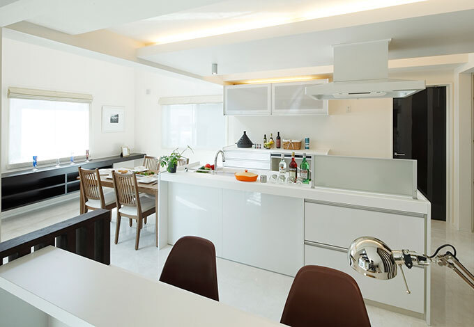 お子さんの様子を見ながら家事ができるようにＬＤＫの中心に家族共有のワークスペースを設けたママ目線の設計。ダイニングの吹き抜けから心地良い陽光と風が通りぬける