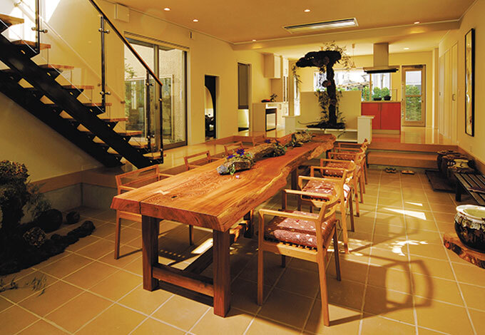 家の外と中をつなぐ土間の役割に学び、室内に広々とした土間を設けた。家族やゲストが自然に集う、和やかなコミュニティスペース