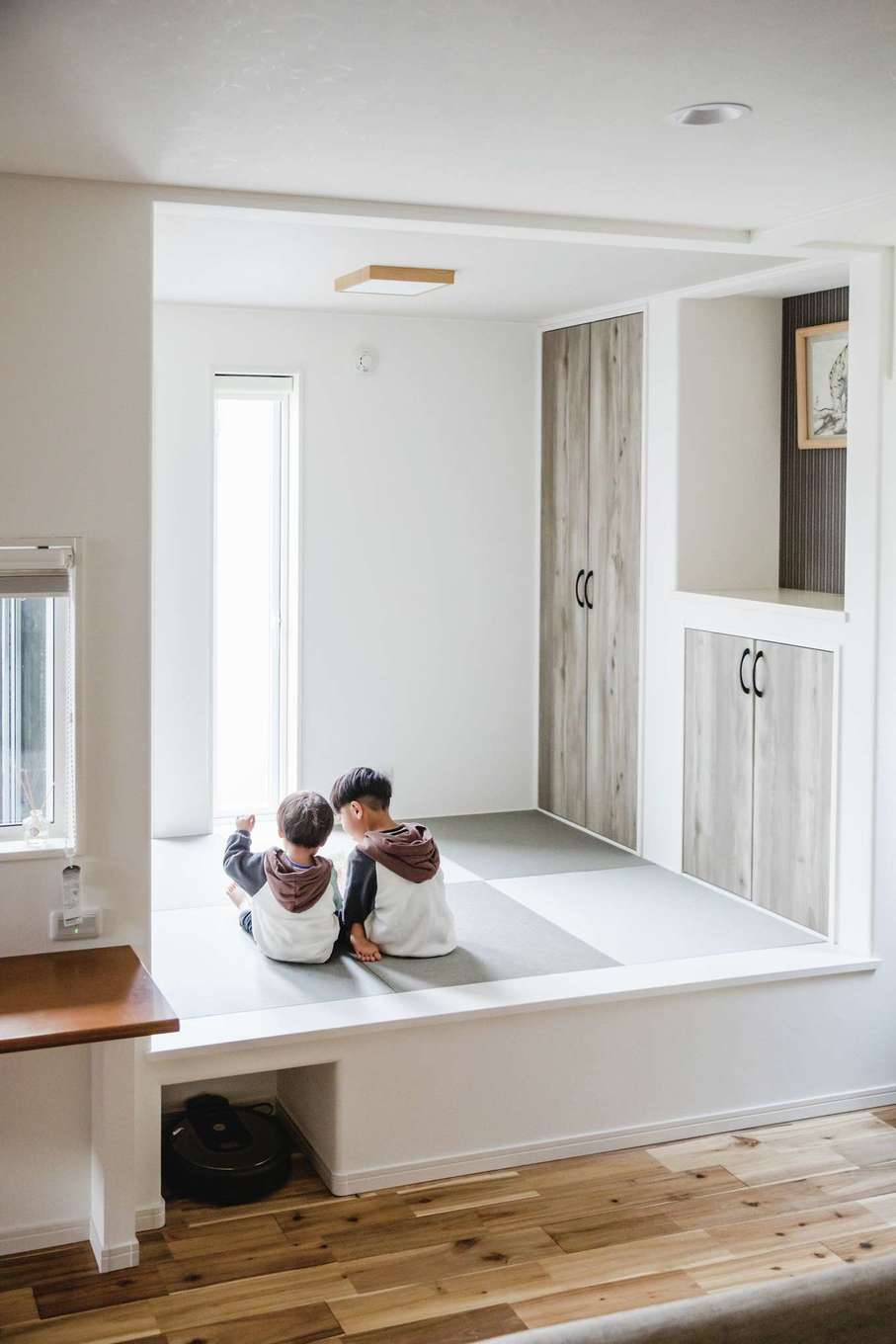 子育て安心住宅 Design Craft Office【デザイン住宅、子育て、狭小住宅】おもちゃを思いきり広げて遊べる小上がりは、子どもたちのお気に入り空間。床下にはお掃除ロボットの部屋がある