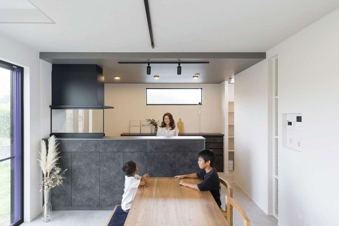 Gate air house/阿部住宅【デザイン住宅、間取り、インテリア】子どもたちの様子を見ながら料理できる対面キッチン。折り下げ天井がアクセントに