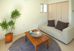 広くて日当たりの良いリビング。裏庭とつながっており、子どもたちが外と内を元気よく行き来している