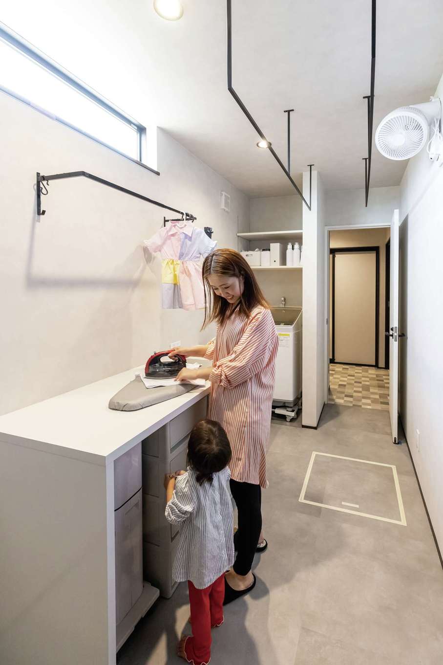 Custom House（スマイリングリノベーション）【デザイン住宅、収納力、平屋】家事カウンターと室内干し付きのランドリーは通り抜けが可能
