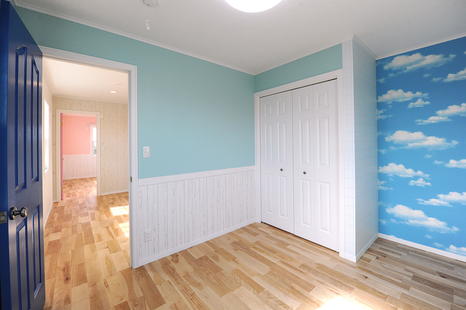 テーマカラーをブルーとピンクに仕上げた子供部屋