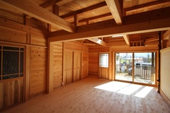 広々としたリビングダイニング。自然光がたっぷりと差し込み、家族団らんに最適な温かい雰囲気を醸し出している。