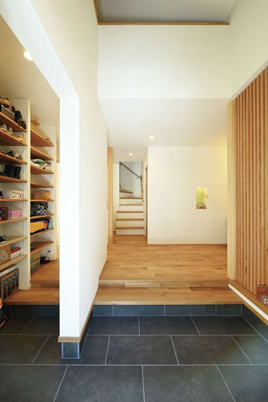 神谷綜合建設 カミヤの家【デザイン住宅、和風、平屋】小屋裏収納と天井でつながる開放的な玄関ホール。家族用の動線を設け、玄関はいつでもすっきり
