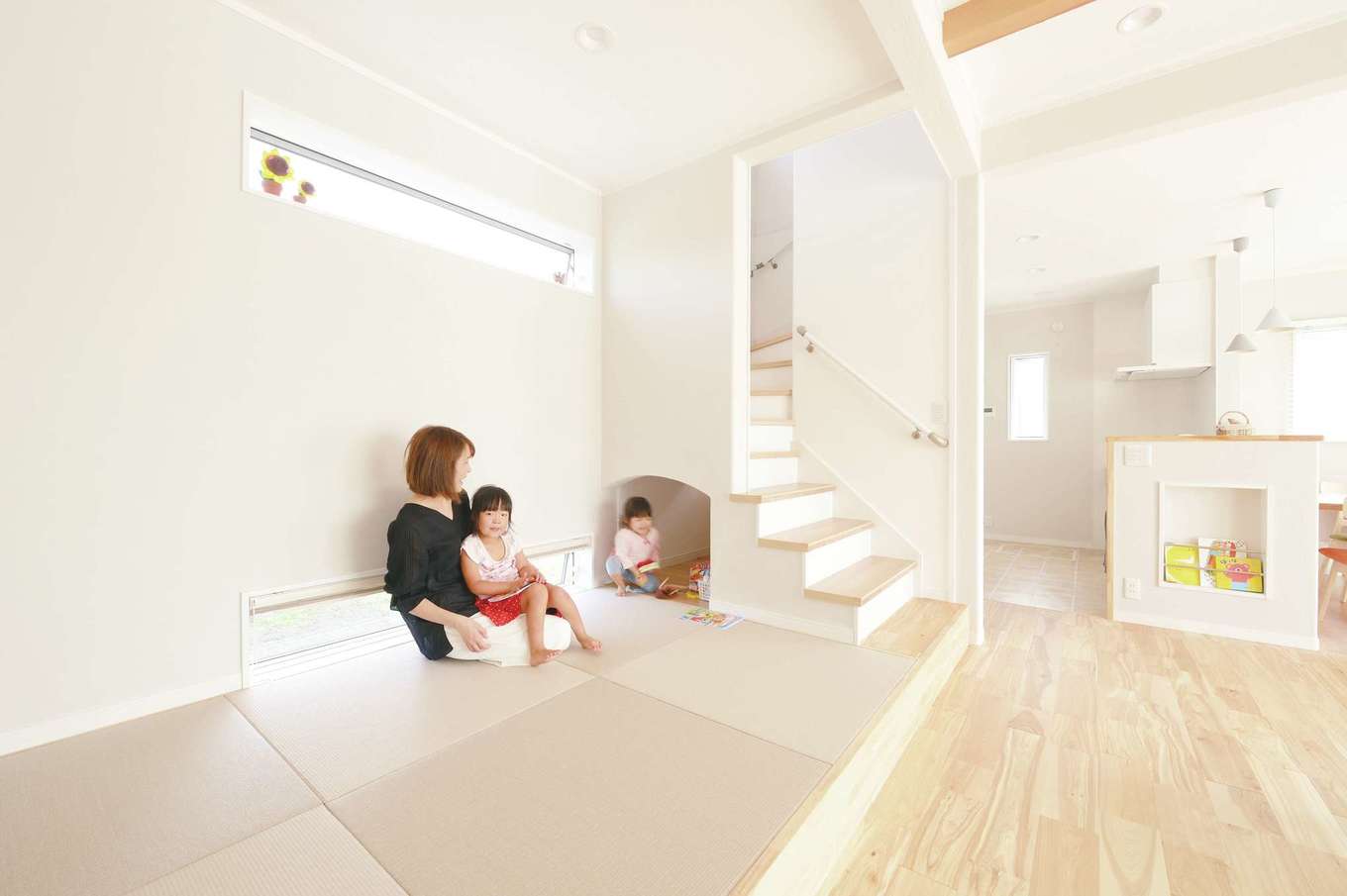 ほっと住まいる【子育て、自然素材、間取り】見せ梁がリズミカルなリビングは、小上がりの和室が隣接することで、畳数以上の広さを感じられる