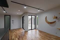 21.8畳のLDK。キッチンから庭へと目線が抜けて、より開放的に感じられる。高い気密・断熱性能の効果でエアコンの効きも早い。照明はシーンに合わせて、スマホで簡単に調光できる