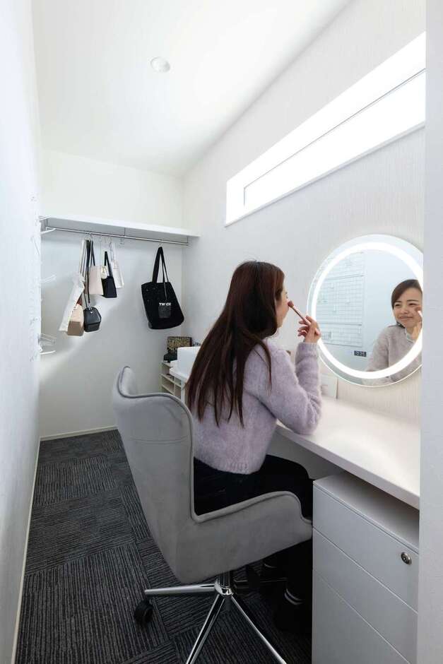 主寝室の隣に設けたパウダールームは手洗い付きで、就寝前に洗い流しタイプのパックをするときにも便利