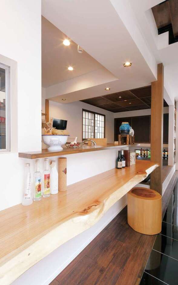 風情のある一枚板のカウンター。すっきりとセンスのよい照明デザインもまるで店のようだ