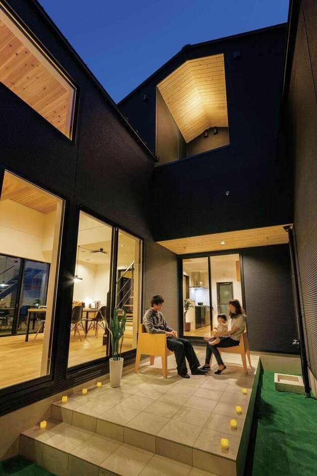 プライバシーを守りつつ、日中は陽だまりを室内に届けてくれる中庭。夜は、室内の明かりで過ごせるセカンドリビングに