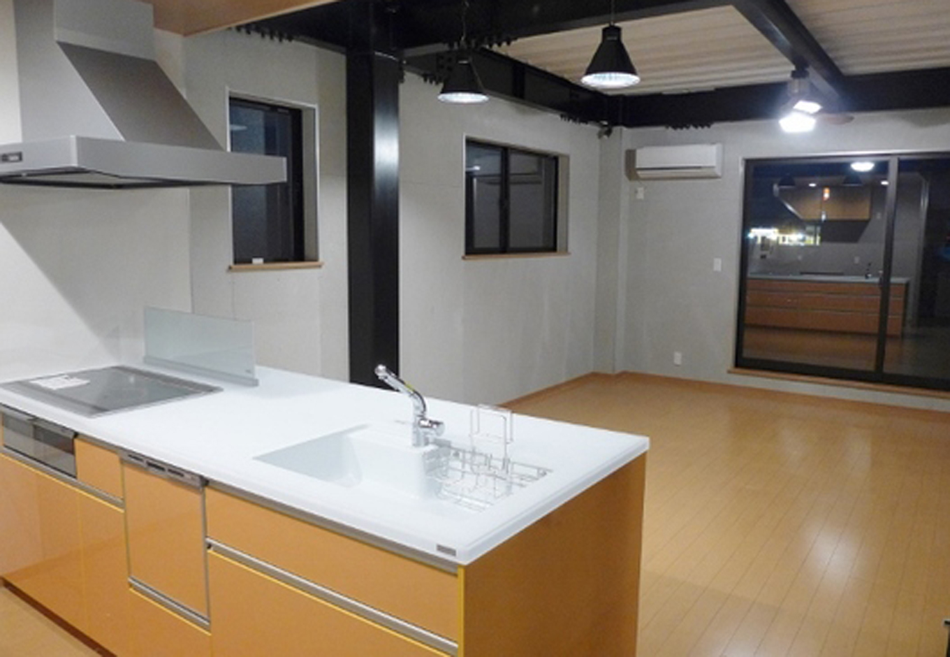 建築システム（狭小住宅専門店）【デザイン住宅、ガレージ、鉄骨鉄筋コンクリート構造】フルフラット対面キッチン。収納力・作業性・見た目の高級感も高い。ＬＤＫも１８畳で家族みんながゆったり寛げる大空間