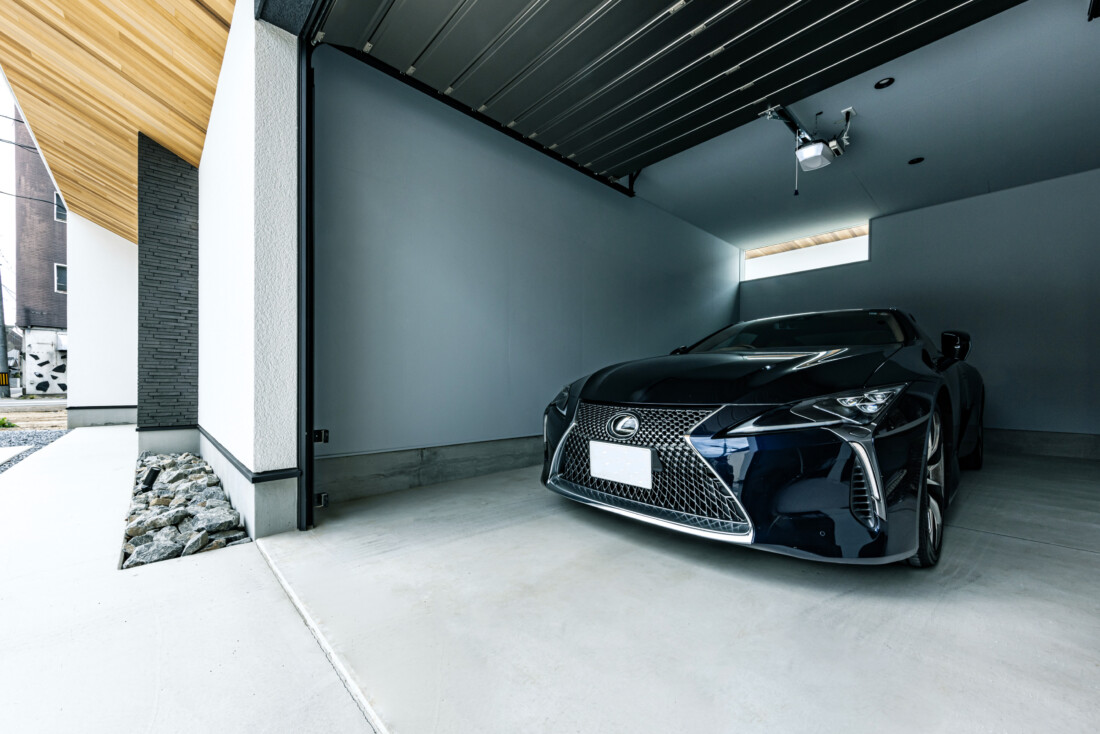 チェックハウス｜現代的なインナーガレージ。シンプルなデザインで車をしっかりと守る設計。窓があり、自然光も取り入れやすい環境